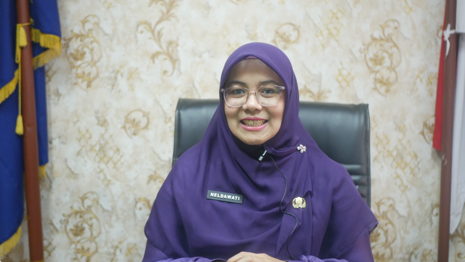 Kepala Sekolah Neldawati, S.Pd dan Murid SMPN 1 Bukittinggi (Foto: Minangsatu)